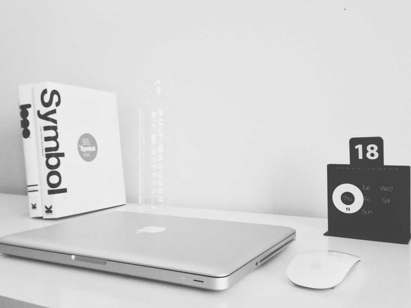 Étudiants travaillant dans un espace lumineux