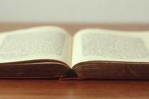 Vue du grand hall d'entrée avec ses livres au mur
